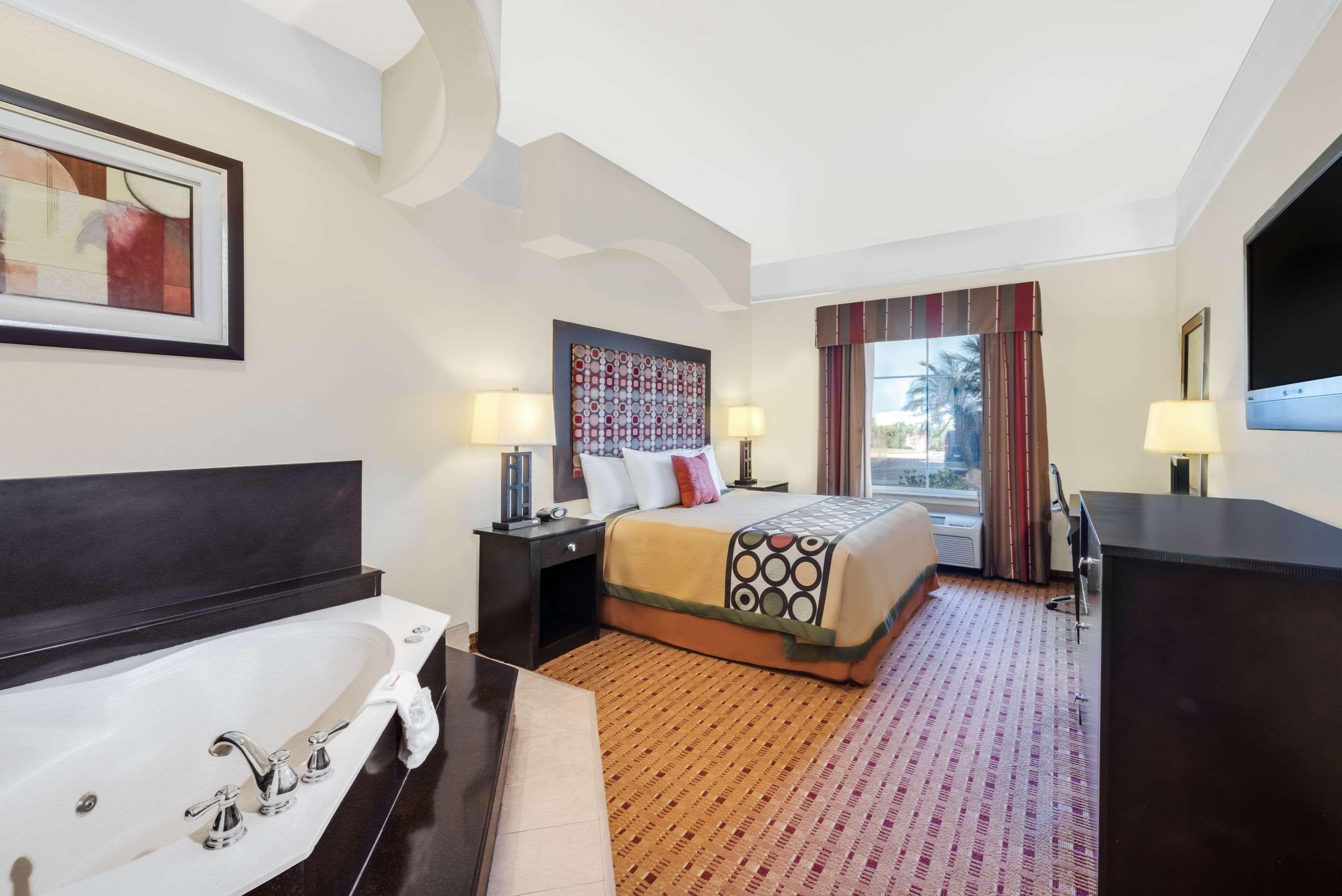 Super 8 By Wyndham Hidalgo At La Plaza Mall & Mcallen Airport Экстерьер фото