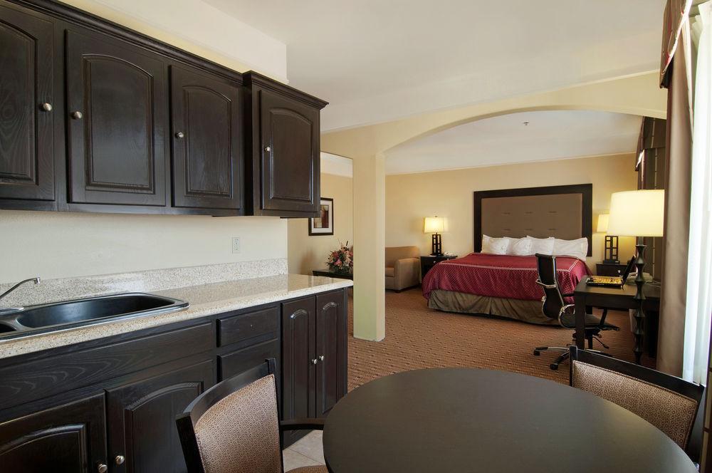Super 8 By Wyndham Hidalgo At La Plaza Mall & Mcallen Airport Номер фото