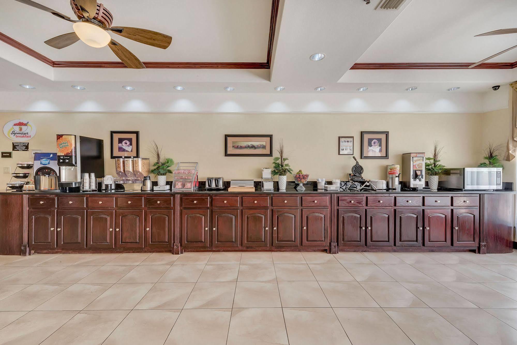 Super 8 By Wyndham Hidalgo At La Plaza Mall & Mcallen Airport Экстерьер фото